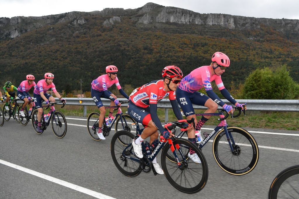 VILLANUEVA DE VALDEGOVIA SPAIN OCTOBER 27 Hugh Carthy of The United Kingdom and Team EF Pro Cycling Richard Carapaz of Ecuador and Team INEOS Grenadiers Red Leader Jersey Julius Van Den Berg of The Netherlands and Team EF Pro Cycling Peloton during the 75th Tour of Spain 2020 Stage 7 a 1597km from VitoriaGasteiz to Villanueva de Valdegovia lavuelta LaVuelta20 La Vuelta on October 27 2020 in Villanueva de Valdegovia Spain Photo by Justin SetterfieldGetty Images