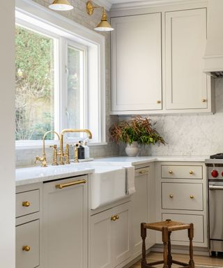 White kitchen with brass hardware by Cohesively Curated, photograph Carina Skrobecki