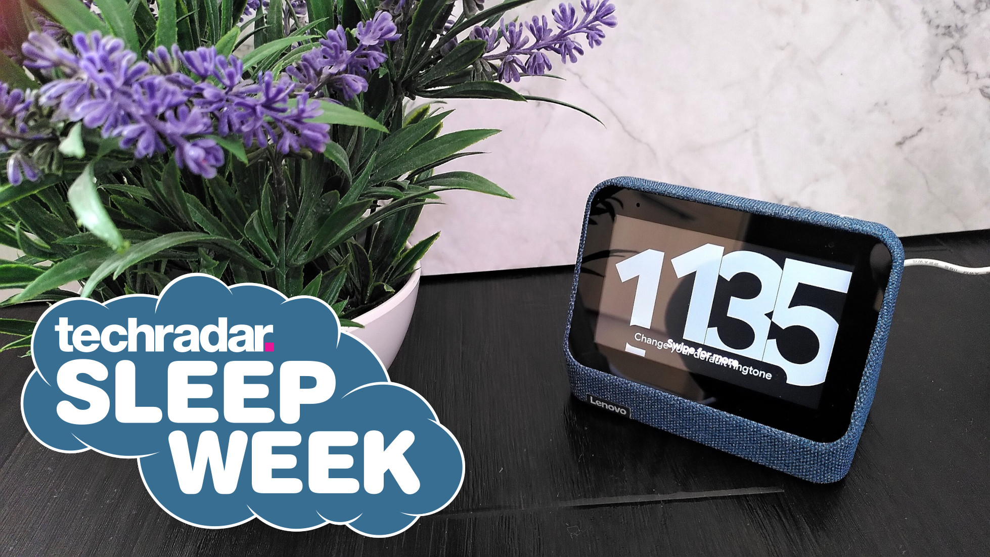 Lenovo Smart Clock 2 sur une table basse