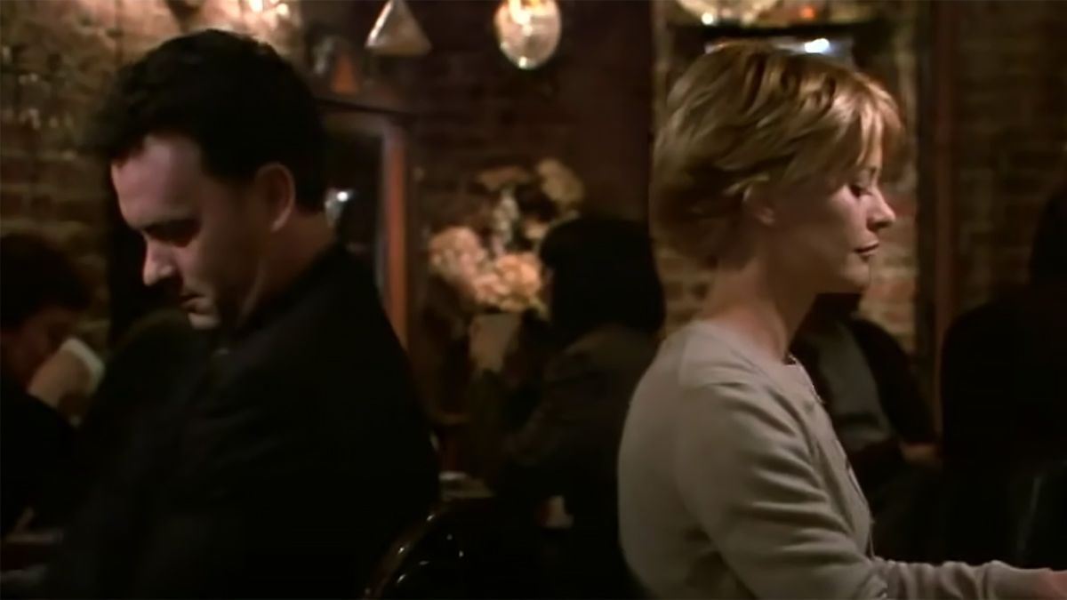 Tom Hanks and Meg Ryan ignore one another at dinner in You&#039;ve Got Mail.