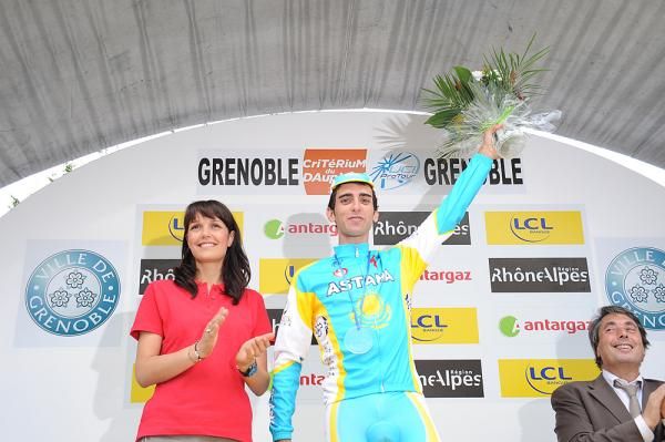 Daniel Navarro (Astana) celebrates his stage win in Grenoble.