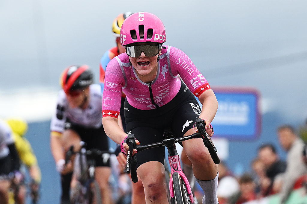 As it happened: Swiss star delivers explosive victory after hectic run-in on stage 1 of La Vuelta Femenina