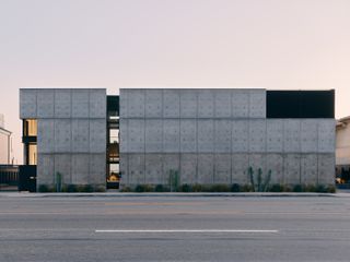 street facade in concrete of Malibu House by Olson Kundig