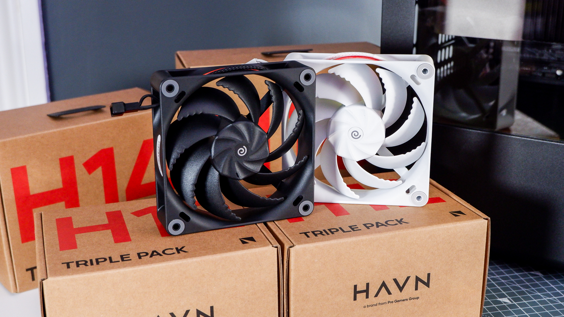 The Havn BF 360 PC case in both black and white with panels removed.