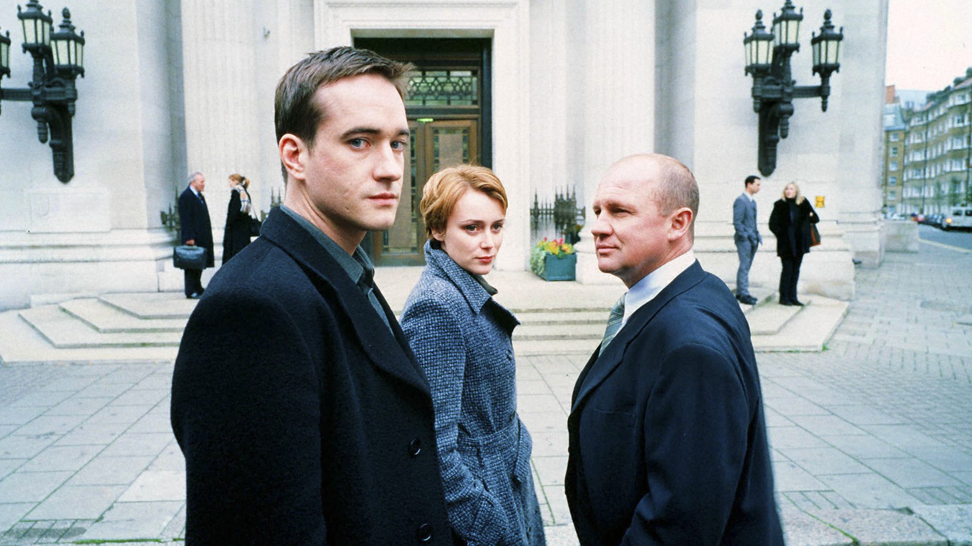 (von links nach rechts) Matthew Macfadyen, Keeley Hawes und Peter Firth in MI-5 (Spooks)