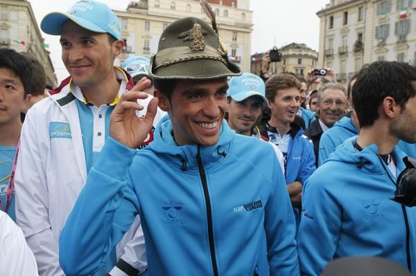 Alberto Contador tries on a new hat