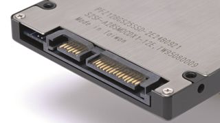 Een SATA II-aansluiting op een SSD