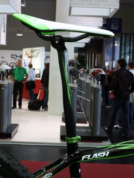The Flash frame can accept a standard 27.2mm seatpost but the included carbon one features a flattened section for a little extra comfort.