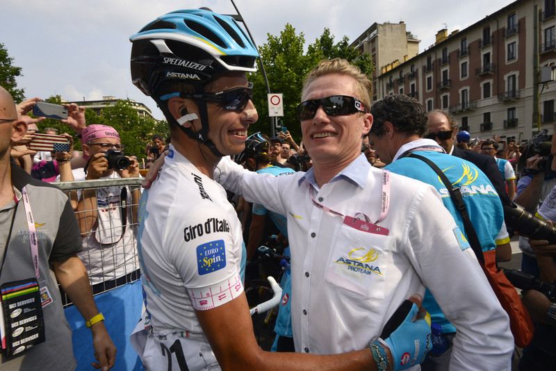 Fabio Aru is congratulated by Alexander Vinokourov