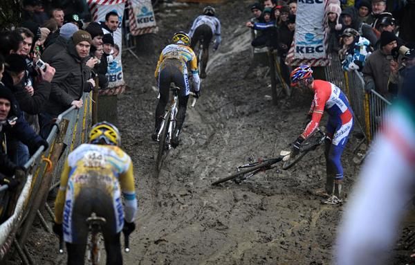 Lars Boom crashed hard, did not finish but after a trip to the hospital found he has no broken bones