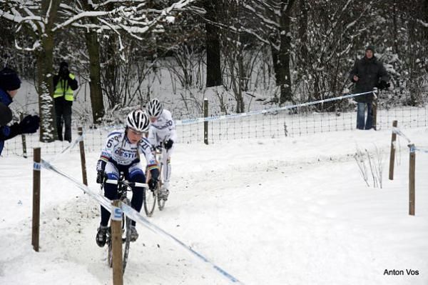 Vos chasing Van den Brand in the Dutch championships.