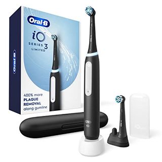 Oral-B Io Deep Clean wiederaufladbare elektrische Zahnbürste, schwarz mit Io Series 3 Limited, 2 Bürstenköpfen und Reiseetui – Drucksensor zum Schutz des Zahnfleisches – 3 Reinigungseinstellungen – 2-Minuten-Timer