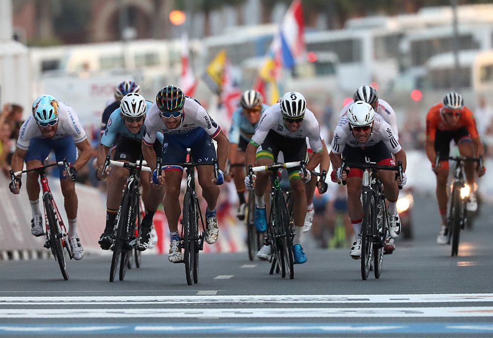 Small group sprint to the line as Peter Sagan (Slovakia) takes his second consecutive world title in Doha