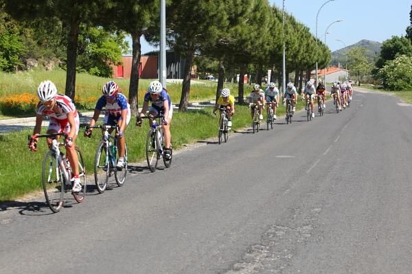 Emma Johansson (Redsun Cycling Team) leads a chase after escapees Vos and Teutenberg.