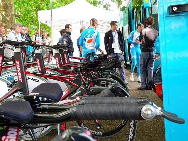 This handlebar position was rarely seen just a few years ago, but is now the norm.