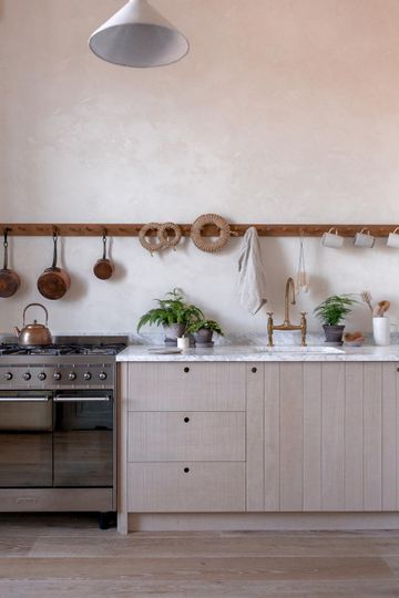 How to Organize Kitchen Utensils: An Expert Guide | Livingetc