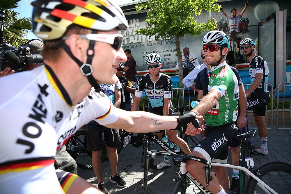 Andre Greipel greets Mark Cavendish