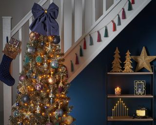 glam Christmas tree with pastel and gold decorations and shimmering details