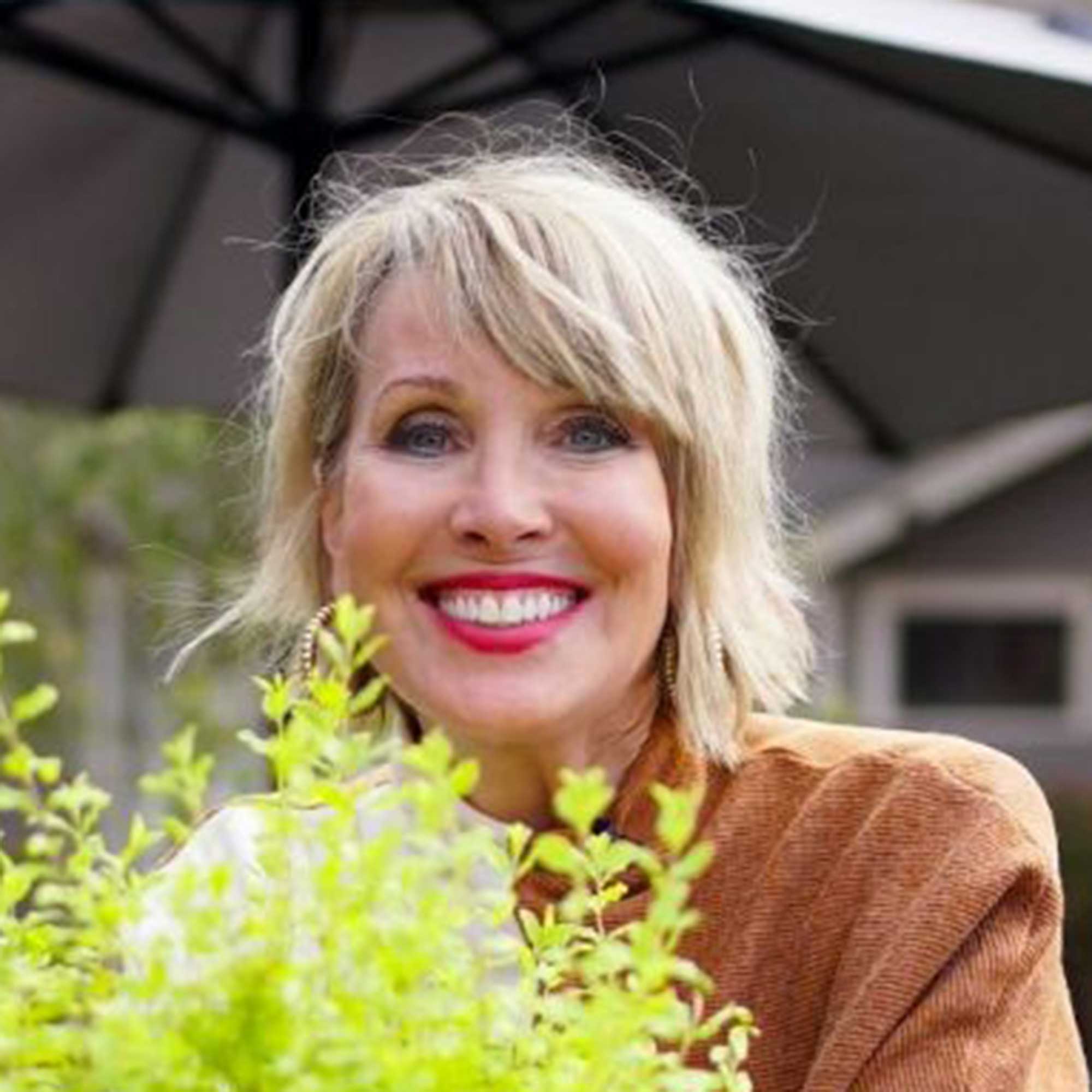 headshot of Linda Vater