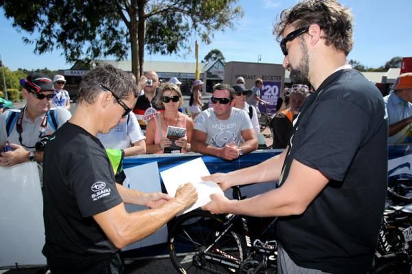 Robbie McEwen is always willing to sign autographs.