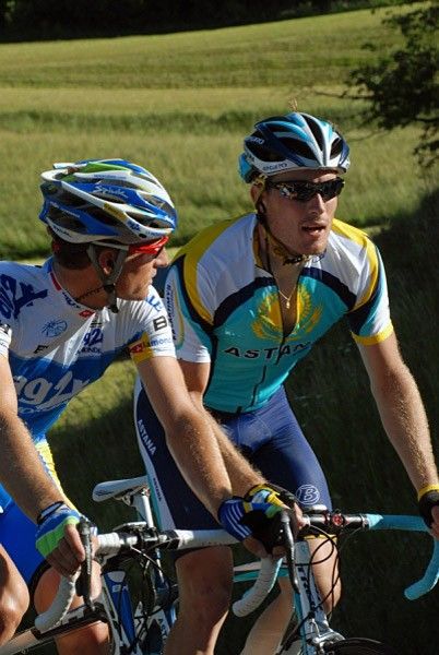 Swiss compatriots Martin Elmiger (AG2R La Mondiale) and Gregory Rast (Astana) have a chat.