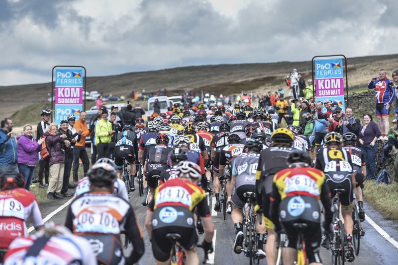 The peloton crests the C&ocirc;te de Hebden Bridge