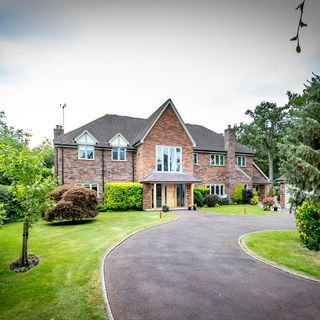 Beautiful facebrick Tuckenhay home with long tarred driveway and beautiful green garden