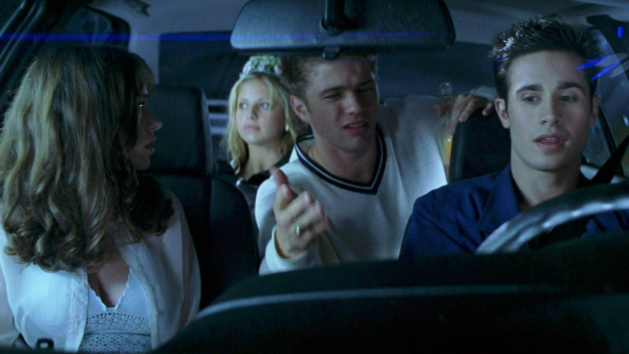 Ryan Phillippe, Sarah Michelle Gellar, Freddie Prinze Jr. and Jennifer Love Hewitt in a car in I Know What You Did Last Summer.