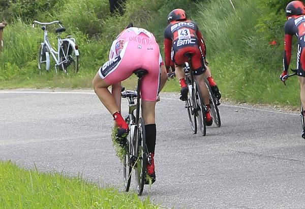 Taylor Phinney (BMC) picks the grass out of his drivetrain