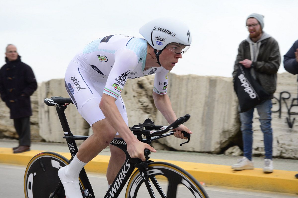 Bob Jungels rides gloveless in the best young rider jersey