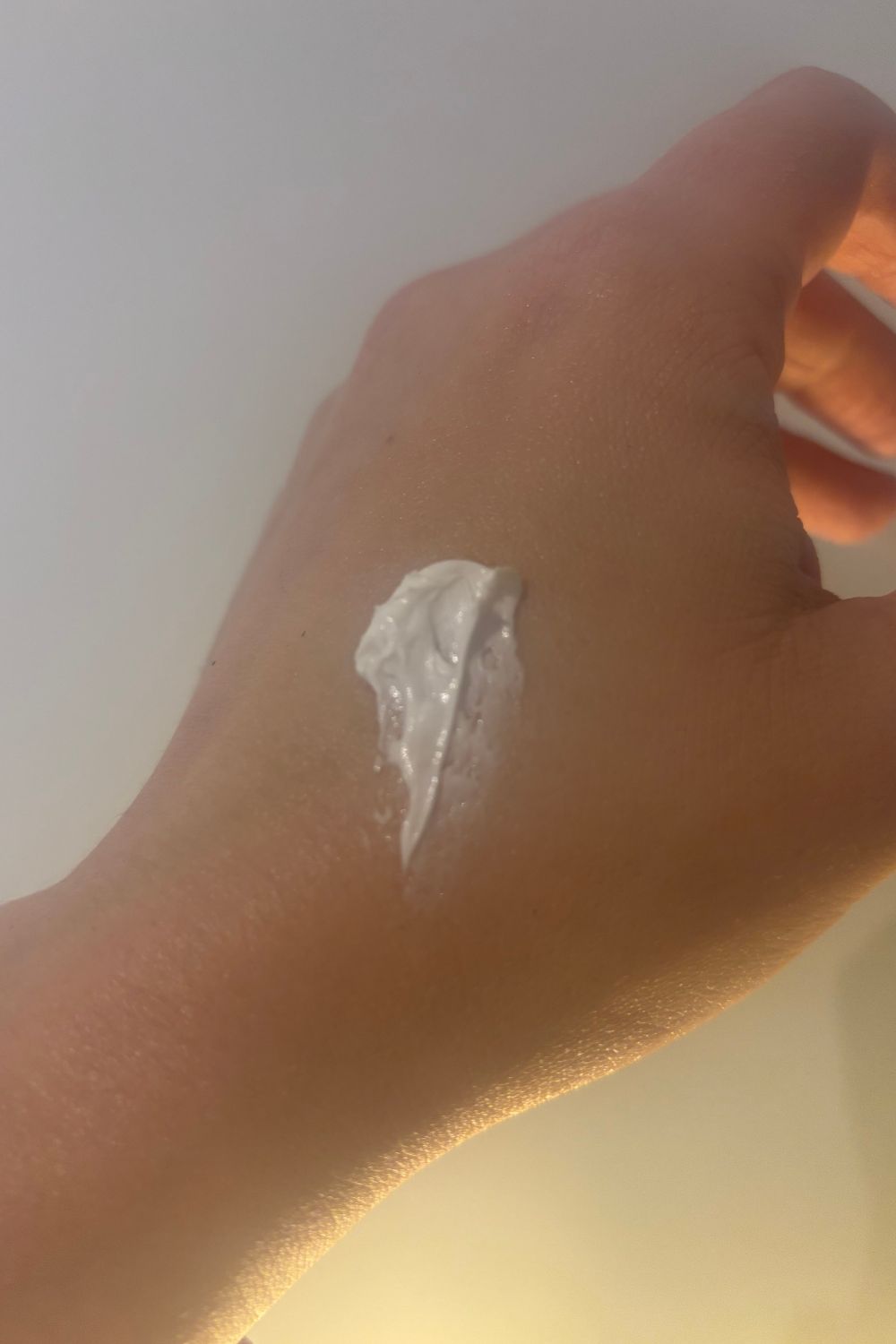 una mano con un poco de crema nivea