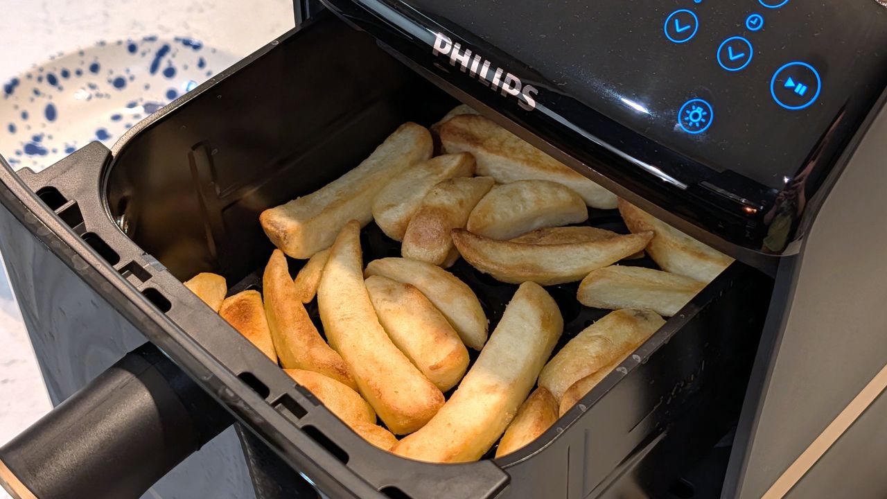 Fries cooked using Philips 4000 Series Airfryer in drawer