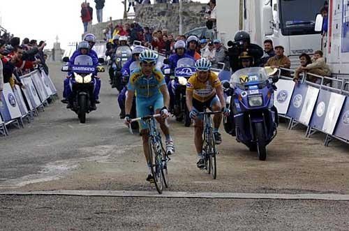 Andrey Kashechkin (Astana Team) crosses the line ahead of his team-mate Alexandre Vinokourov (Astana Team).