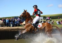 Alex_Hua_Tian_and_Jeans_desperately_gathering_their__knitting_at_the_water_at_Barbury_2009_(Photo_Wu_Ming)_IMG_7729.JPG