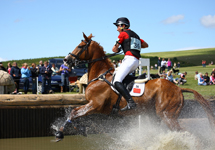Alex_Hua_Tian_and_Jeans_desperately_gathering_their__knitting_at_the_water_at_Barbury_2009_(Photo_Wu_Ming)_IMG_7729.JPG