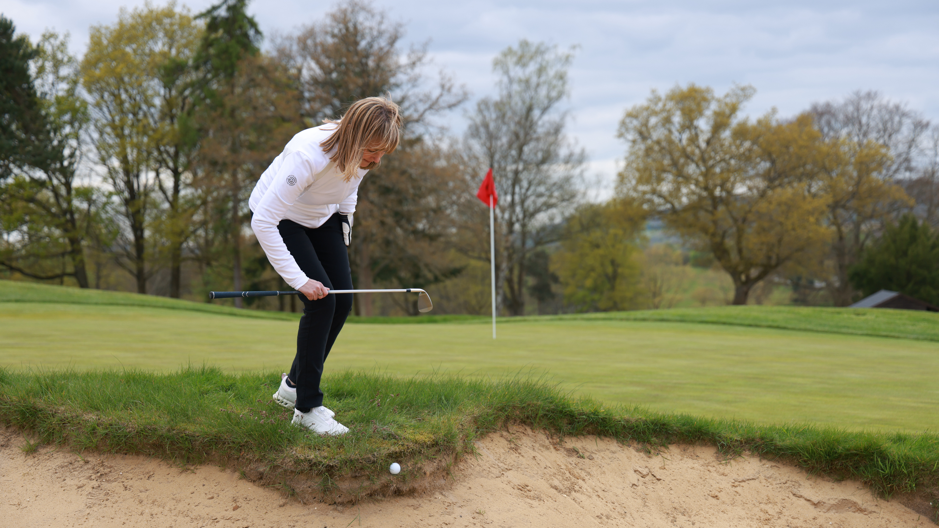 Can I ground my club on the lip of a bunker?