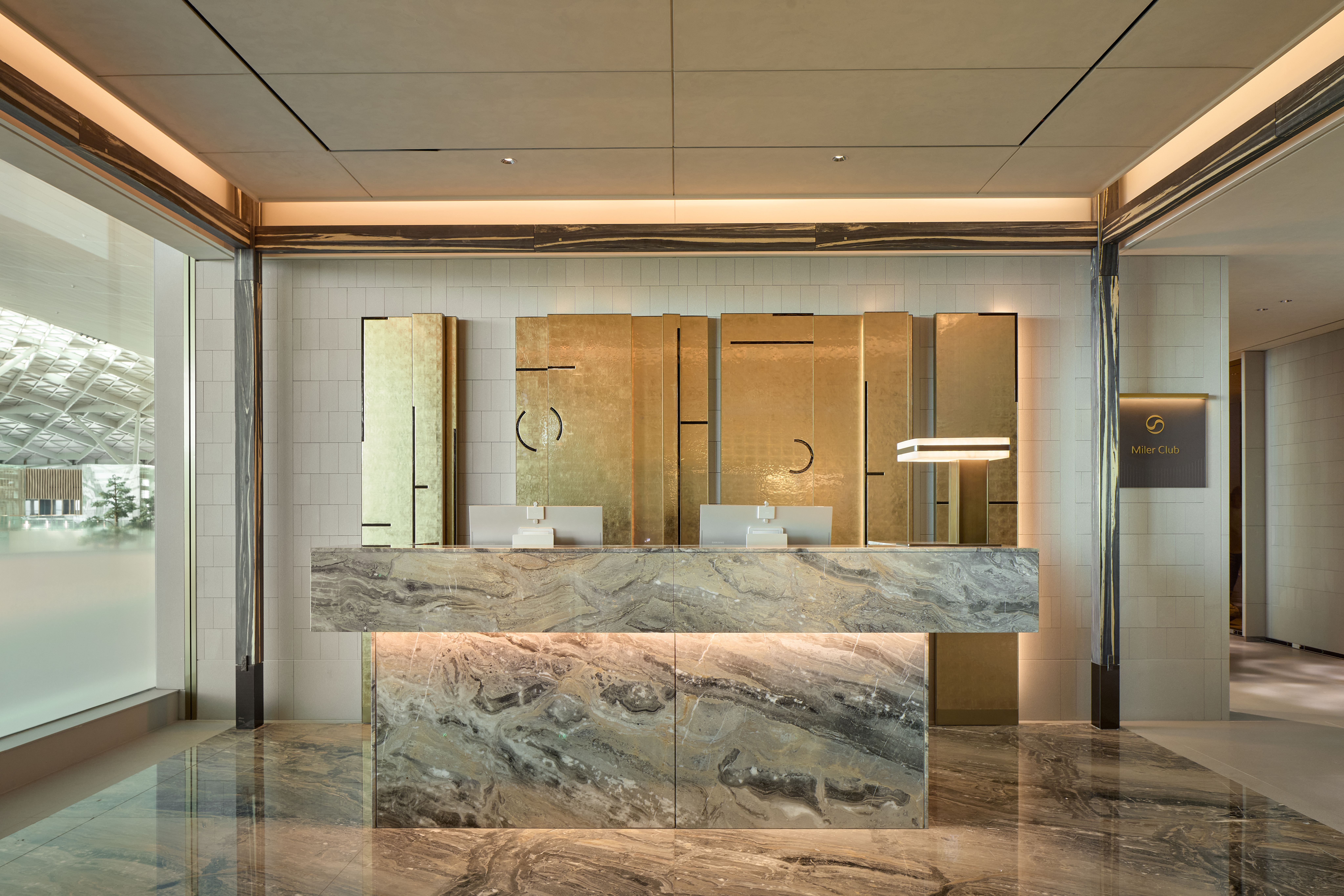 A spacious lounge interior at Incheon International Airport combines contemporary furnishings, natural textures and distinct areas for dining, work and relaxation
