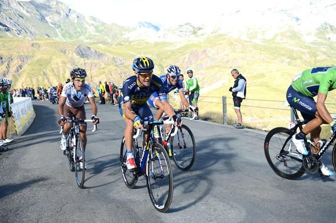 Nicolas Roche (Saxo-Tinkoff) claws back a few seconds in the GC fight