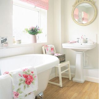 bathroom with mirror and wash basin