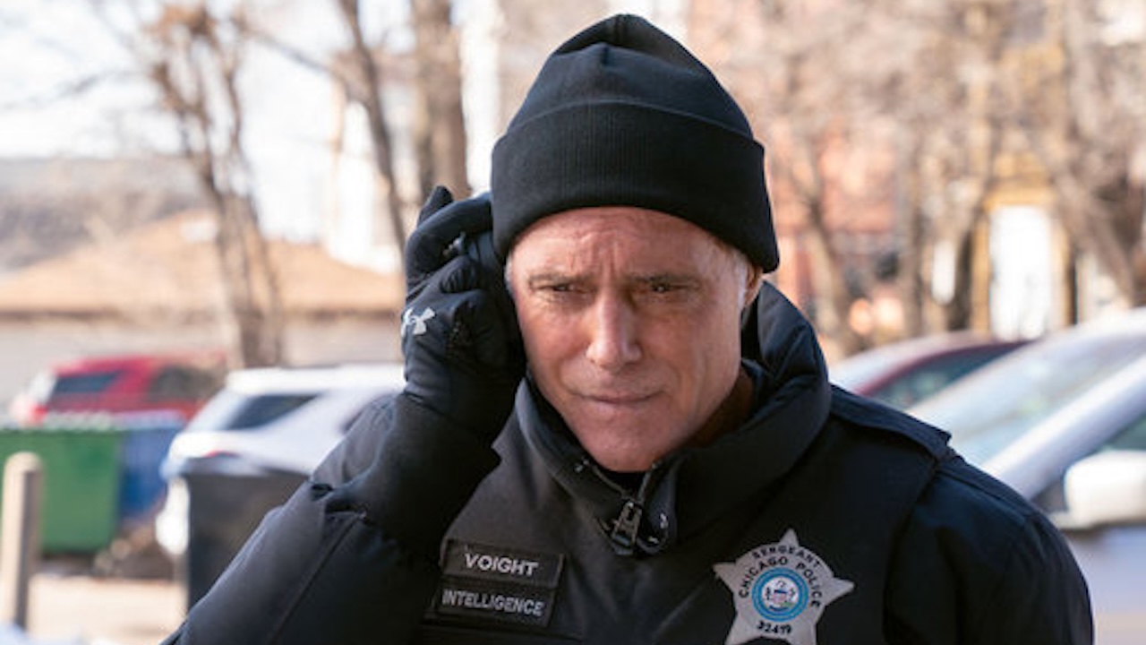 Voight listening in on the FBI breaching an apartment in One Chicago's 2026 crossover