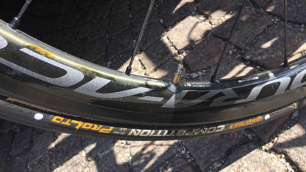 Froome varies rim depth of the Shimano Dura-Ace R9100 wheels depending on race scenarios but will nearly alwats race with 25mm Continental Competition ALX tyres