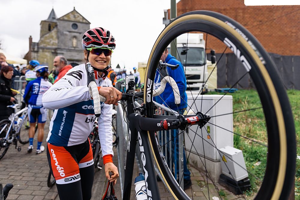 Jo&euml;lle Numainville navigates through the crowds to the start line - Pajot Hills Classic 2016