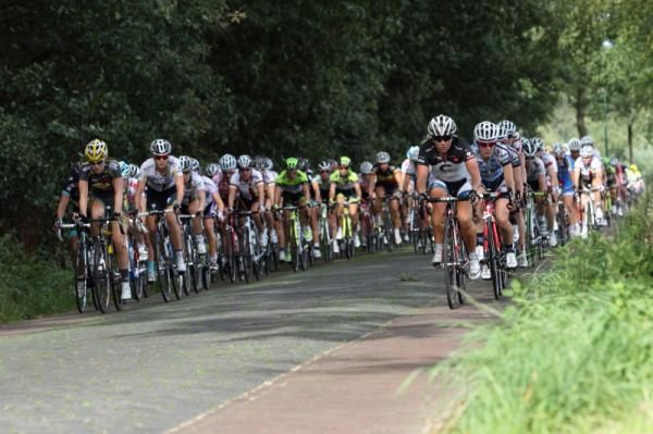 Riders tried for a smoother ride on the side sections on the cobbled section of the finishing laps