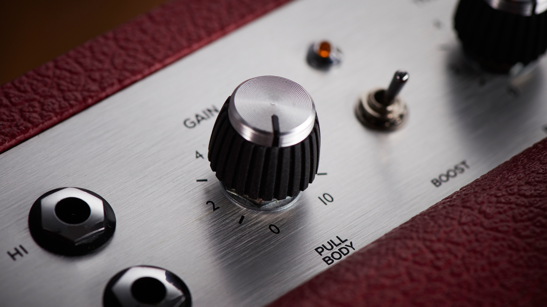Close up of the gain knob on a guitar amplifier