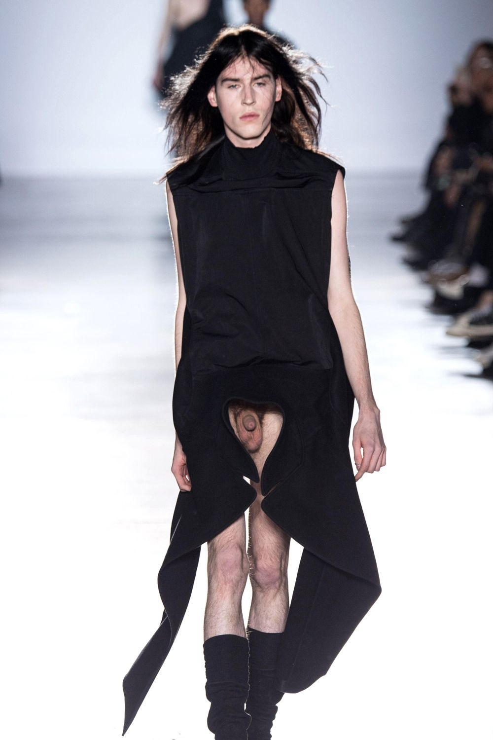 Rick Owens coloca modelos com pênis à mostra na semana de moda de Paris -  FFW