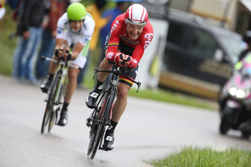 Maxime Monfort (Lotto Soudal) overtakes Davide Formolo (Cannondale-Garmin)