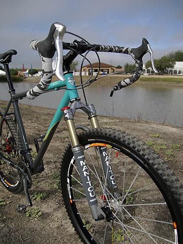 The fork looks like a throwback but it's a thoroughly modern Manitou R7.