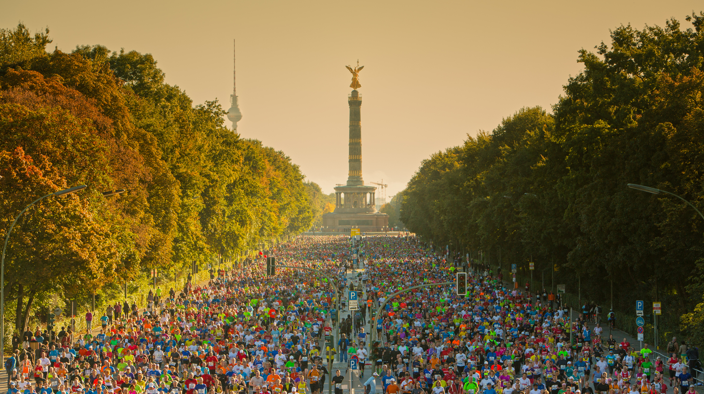 A huge group of runners in the Berlin Marathon.