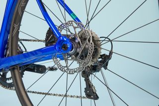 Image shows VAAST R/1 road bike with Shimano 105 groupset