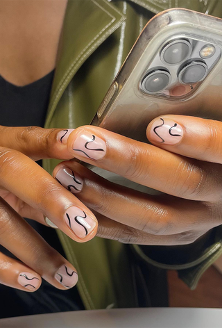 A manicure featuring a minimalistic wave design by Julia Diogo.